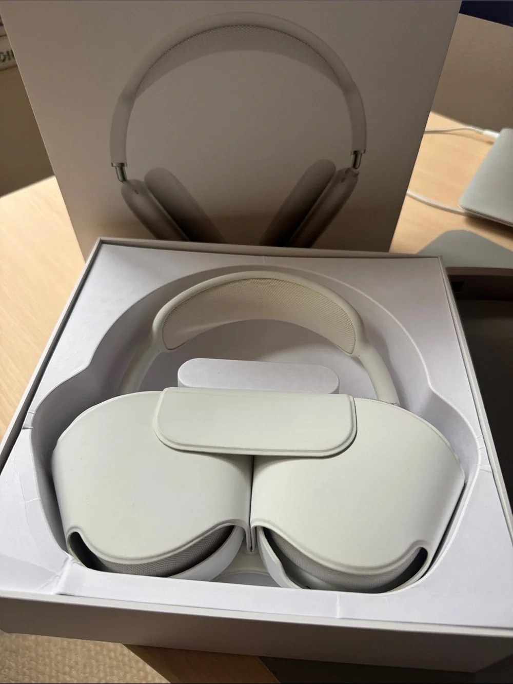 Apple White Standalone VR Headset with Cushioned Headband